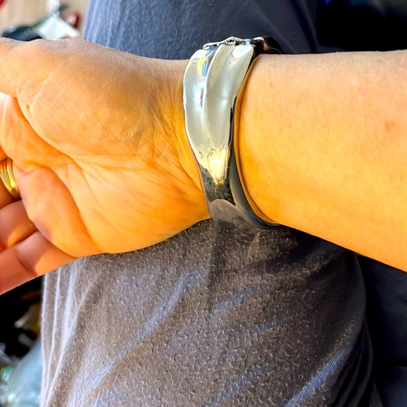 Vintage Silver wide hinged Beautiful bracelet. - Picture 2 of 12